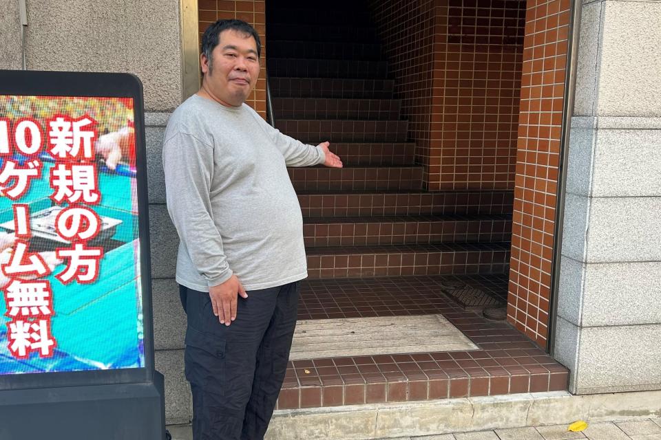 スタッフが経路案内をしている写真